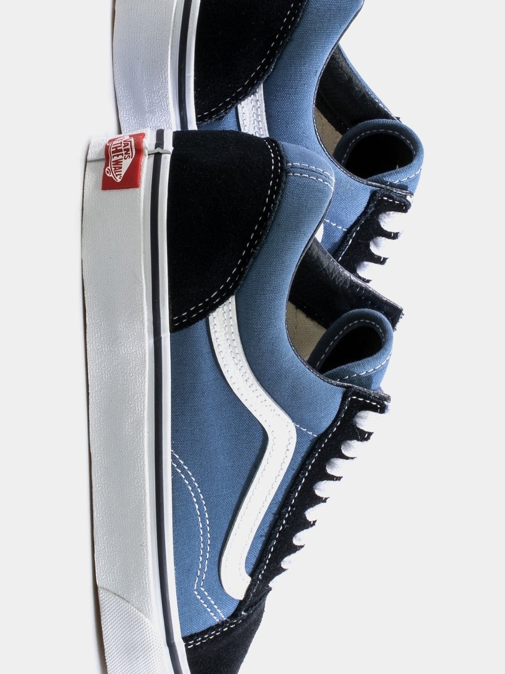 🚨SALE🚨Vans Classic Old Skool Sneakers in Navy Colorway with White Stripe - Picture 1 of 8